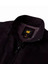 Chaleco Caterpillar modelo Sherpa Lined Vest de color negro, con cuello alto, cierre frontal de cremallera, bolsillos delanteros tipo canguro, bolsillo en el pecho con cierre y forro interior.