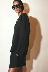 Camisa blanca de lino 100% con cuello solapa de muescas, manga larga y bajo asimétrico. Cierre frontal con botones.