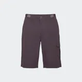 Bermuda cargo color gris oscuro, con cierre frontal de botón y cremallera, trabillas para cinturón, bolsillos laterales y bolsillos cargo en las piernas.