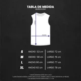 Musculosa negra de algodón elastizado con cuello y sisas en blanco. Estampado frontal con texto y dibujo de un kraken.