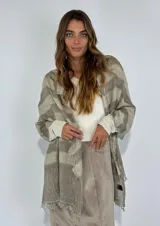 Pashmina rectangular con flecos, a rayas horizontales anchas en tonos beige y blanco.