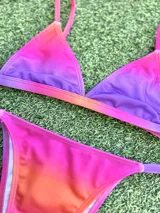 Conjunto de bikini con corpiño triangular fijo y bombacha vedetina regulable.