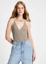 Body de punto color beige con hilos metálicos, escote en V cruzado y tirantes finos.