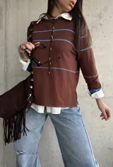 Sweater Bali de tejido liviano, color marrón chocolate con rayas horizontales celestes, de manga larga y cuello redondo.