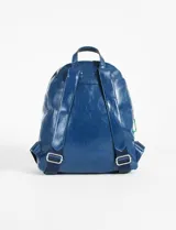 Mochila negra de cuero sintético con bolsillo frontal con cierre plateado y tiracierres azul.