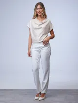 Pantalón blanco de gabardina, marca Zac & Rachel, de corte recto, con pretina con faja interna y bolsillos delanteros y traseros.