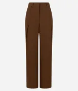 Pantalón recto color marrón confeccionado en cupro, con trabillas en la cintura, cierre tradicional y superposición lateral.