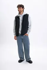 Pantalon de jean corte skater, color azul, con diseño de pierna ancha y tiro medio.