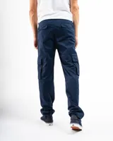 Pantalón cargo de algodón color azul marino, con corte clásico y bolsillos utilitarios laterales.