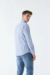 Camisa celeste de algodón con corte slim fit y logo bordado en el pecho.