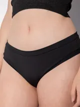 Bombacha de bikini tipo culotte de color negro, con diseño de tiro medio y cobertura completa.