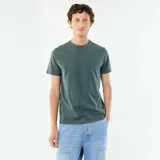 Camiseta de algodón color verde militar, de manga corta y cuello redondo, corte estándar.