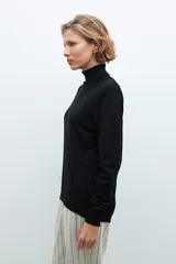 Polera de cuello alto color beige melange.