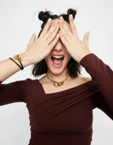 Collar dorado con cadena de eslabones rectangulares y dije de mosquetón entrelazado.