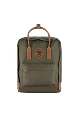 Mochila Fjallraven Kanken No. 2 color marrón claro con detalles en cuero marrón.