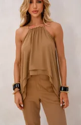 Blusa marrón con cuello halter y corte asimétrico.