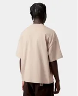 Remera de manga corta Carhartt en color blanco, con corte holgado y estampa gráfica frontal en color negro que incluye el logo de la marca y un diseño de león.