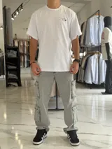 Remera oversize blanca de manga corta con estampado tipográfico y gráfico en la espalda.