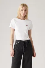 Remera de algodón blanca de corte clásico, con cuello redondo, mangas cortas y logo pequeño de Levi's bordado en el pecho.