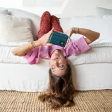 Billetera corta de diseño capitoneado con cierre perimetral y solapa frontal. Cuenta con compartimentos internos para tarjetas y billetes, e incluye una correa de mano desmontable.