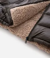 Campera puffer verde militar para hombre, con capucha, cierre frontal, bolsillos con cremallera y forro de sherpa.