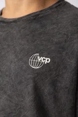 Remera de algodón con efecto lavado ácido en color gris, de corte holgado y manga corta. Presenta estampados gráficos minimalistas en el pecho y cuello redondo acanalado.