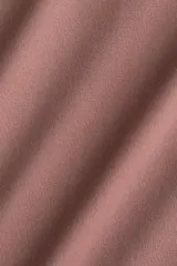Remera de microfibra con corte entallado, cuello redondo con ribete fino y mangas cortas.