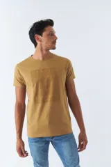 Remera azul de algodón con cuello redondo y estampado frontal con nombres de ciudades: Berlín, Nueva York, Dubai, París y Shanghái.