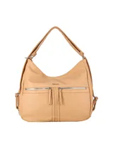 Bolso tipo hobo de cuero sintético color beige, con dos bolsillos frontales con cierre metálico y correa ajustable para el hombro.