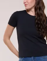 Remera básica blanca de manga corta y cuello redondo, de corte ajustado.