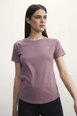 Remera deportiva de secado rápido, color lila, con cuello redondo, mangas cortas y logo estampado en el pecho.