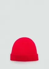 Gorro tipo beanie de punto acanalado en color rojo intenso, con diseño clásico de vuelta en el borde.