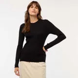 Sweater negro de canalé con cuello redondo y manga larga.