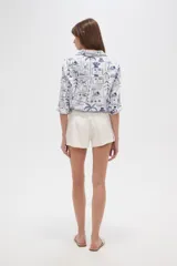 Short de viscosa color beige, con pinzas frontales, bolsillos laterales y cierre de botón.