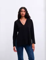 Remera negra de manga larga, con escote en V y tajos laterales.