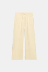 Pantalón palazzo de corte amplio confeccionado en lino 100%, con cintura elástica ajustable mediante cordones y bajo con dobladillo ancho.