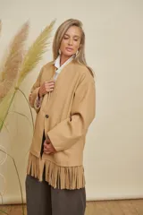 Chaqueta de paño color camel con terminación de flecos en el bajo, dos bolsillos delanteros y un botón. Es una prenda forrada, suave y de estilo clásico/moderno.