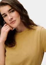 Camiseta básica de manga corta y cuello redondo, color bordó, de diseño clásico y ajuste cómodo.