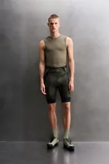 Musculosa técnica de Zara Athleticz, diseñada como primera capa, confeccionada en tejido elástico con textura microperforada, transpirable y termorreguladora, con cuello redondo y diseño sin costuras.