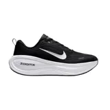 Championes Nike modelo Vomero Plus para running, color negro con entresuela blanca gruesa de tecnología ZoomX y el clásico swoosh de Nike en blanco en el lateral.