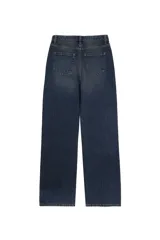 Jean de tiro alto confeccionado en denim de lavado claro, con corte recto y diseño clásico de cinco bolsillos.