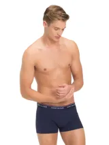 Pack de tres bóxers Tommy Hilfiger color rojo, confeccionados en algodón elástico con cintura elástica distintiva con el logo de la marca.