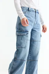Jean cargo de tiro medio y corte recto, confeccionado en denim azul claro. Presenta bolsillos laterales tipo cargo, costuras horizontales a la altura de la rodilla y bolsillos traseros clásicos.