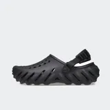 Zuecos Crocs modelo Echo Clog de color negro, con diseño moldeado de estilo urbano y deportivo, aberturas de ventilación y tira ajustable en el talón.