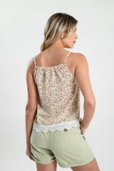 Blusa de tirantes con estampado floral y detalle de puntilla en el ruedo.
