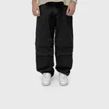 Pantalón cargo baggy de denim negro, corte holgado con múltiples bolsillos utilitarios en los laterales y piernas.