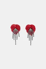 Pendientes metálicos tipo botón con diseño de flor roja en resina y múltiples hileras colgantes de cristales.
