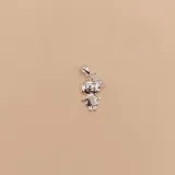 Dije de plata 925 con forma de niña con moño adornado con circonias.