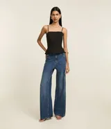 Blusa de twill color rojo, de corte peplum, con escote cuadrado y tirantes finos.