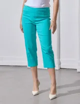 Pantalón capri de gabardina elastizada color beige, marca Zac & Reachel. Pretina ancha elastizada. Delantera y trasera con bolsillos simulados.